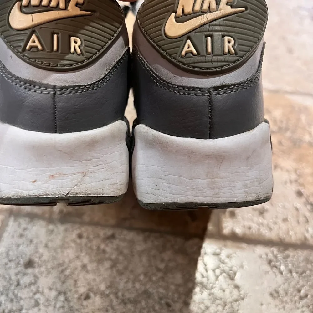 Nike Air Max Kid's Gray and White Sneakers sie 6.5Y